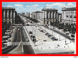 Delcampe - CPSM/gf  WARSZAWA (Pologne)   Place De La Constitution, Animé, Voitures. *2793 - Polen