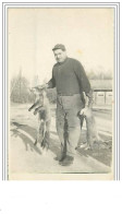 Delcampe - Chasseur Portant Un Lièvre Et Un Renard Morts - Jagd