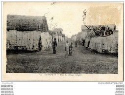 Delcampe - CPA (Réf AS122) DJIBOUTI  Rue Du Village Indigène (animée) - Dschibuti