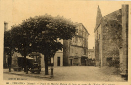Delcampe - LUSIGNAN - Place Du Marché Maison De Bis Et Porte De L'Eglise - Voiture Ancienne - Lusignan