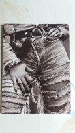 Delcampe - CPM MODE TORN JEANS GILES MOBERLY RETNA PICTURES ATHENA JEANS DECHIRE FEMME - Mode