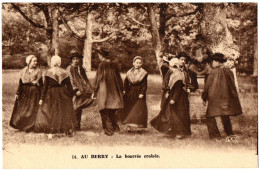 Delcampe - Folklore : Danses - Costumes : "  La Bourrée Croisée  " : Au Berry : Cachet Postal - Vichy - Tänze