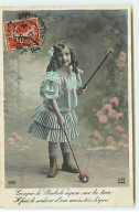 Delcampe - Lorsque Le "Diabolo" Repose Sur La Terre, ... Main Très Légère - Fillette Jouant Avec Un Diabolo - Spielzeug & Spiele