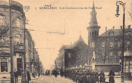 Delcampe - Belgique - CHARLEROI (Hainaut) Les Jésuites Et Rue Du Pont-Neuf - Passage De La Troupe - Charleroi