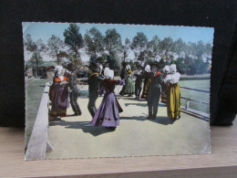 Delcampe - Cpsm    THEME FOLKLORE  AUVERGNAT    " La Bourrée D'Aurillac " Groupe Folklorique Le Brelle Bourreio - Bailes