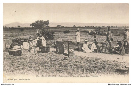 Delcampe - BBSP13-1121-MADAGASCAR - Bourjanes D'un Convoi Faisant Leur Sakafo - Madagaskar