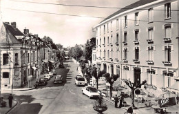 Delcampe - Carte Postale 86. La Roche Posay Hôtel St-Roch  Et Le Cours Pasteur  Voitures Citroën Très Beau Plan - La Roche Posay