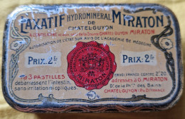 Delcampe - Ancienne Petite Boîte Tôle "Pastilles Miraton Châtel-Guyon" - V. 1920/1930 - Illustration Intérieure Camionnette - Pur J - Dozen