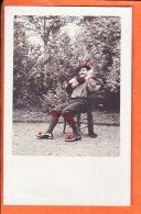 Delcampe - 36101 ◉ Curiosité Humour ◉ Carte-Photo 1910s ◉ Musicien Assis Costumé Mimant Jouer Instrument Avec Canne Colorié Rouge - Männer