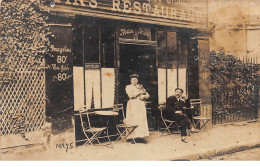 Delcampe - 75014 - N°64898 - PARIS - Une Femme Avec Un Chat Dans Les Bras, Et Un Homme Devant Le Café Bras - Carte Photo - Paris (14)