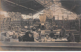 Delcampe - Métier - N°90787 - Hommes Et Femmes Dans Un Atelier - Carte Photo - Industrie