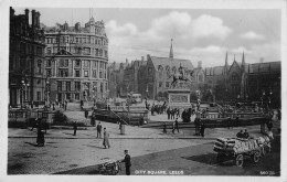 Delcampe - Uk37727 City Square Leeds  Real Photo Uk Lot 13 Uk - Sonstige & Ohne Zuordnung