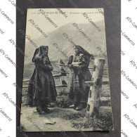 Delcampe - Cartolina Costume Di Cogne - La Causette  Au Refour De La Messe - Trachten