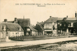 Delcampe - 27*  LA NEUVE-LYRE  Place De La Croix Et Monument Aux Morts    RL22,1835 - Sonstige & Ohne Zuordnung