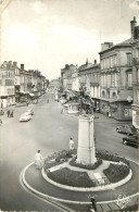 Delcampe - 24* BERGERAC Monument Aux Morts Et Rue De La Resistance  (CPSM X14cm)     RL22,1589 - Bergerac