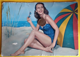 Delcampe - CPSM Couleur Pin-up Femme Donna Woman Maillot De Bain Posant En Studio Décor Plage Mer Parasol Coloré Fotocolor Vietata - Pin-Ups