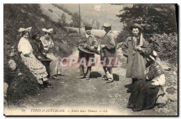 Delcampe - CPA Folklore Auvergne Entre Deux Danses - Trachten
