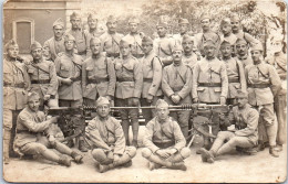 Delcampe - MILITARIA 1914-1918 - Groupe De Militaires Et Mitrailleuses. - Weltkrieg 1914-18