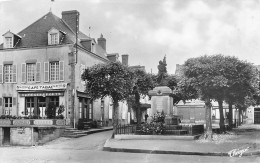 Delcampe - 23 Bonnat Bar Tabac Le Café Des Sports Et Le Monument Aux Morts 38 / KEVREN0038 - Aubusson