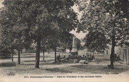Delcampe - CHAMPAGNE-MOUTON - Place Du Monument Et Des Anciennes Halles - Sonstige & Ohne Zuordnung