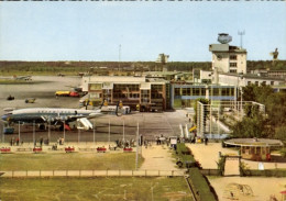 Delcampe - CPA Frankfurt Main, Rhein Main Flughafen, Lufthansa Passagierflugzeug - Sonstige & Ohne Zuordnung