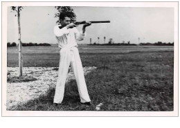 Delcampe - Sport. N°46653 . Tir. Homme Tirant Au Fusil . Arme . Carte Photo Souple - Shooting (Weapons)