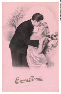Delcampe - CAR-AEBP7-0368-FETE-ET-VOEUX - BONNE ANNEE - UN HOMME ET SA FEMME QUI S'EMBRASSENT - FLEURS - Neujahr