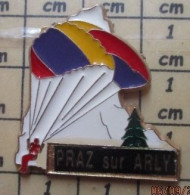 Delcampe - Pin713G   SPORTS PARACHUTE MONTAGNE NEIGE SAPIN PRAZ SUR ARLY HAUTE SAVOIE - Parachutisme