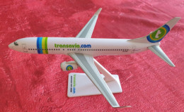 Delcampe - Maquette Avion Boeing 737-800 Transavia.com PH-TRA échelle 1:200 Collection Aviation Compagnie Aérienne Diecast Socle - Luchtvaart