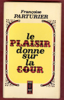 Delcampe - ** LE  PLAISIR  DONNE  SUR  LA  COUR  -  FRANCOISE  PARTURIER  1968 ** - Presses Pocket