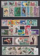 Delcampe - Centrafrique 1960-1975 - Poste Aérienne - Collection De 30 Neufs AVEC Charnière - Oiseaux, Insectes - Centrafricaine (République)