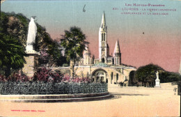 Delcampe - CPA Les Hautes Pyrenees Lourdes La Vierge Couronnee L'esplanade Et La Basilique - Lourdes