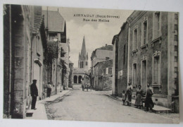 Delcampe - CPA  AIRVAULT DEUX-SEVRES  RUE DES HALLES - Airvault