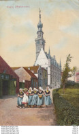 Delcampe - 4894 331 Veere, 1913 Vrouwen In Klederdracht Met Stadhuis En OLV Kerk - Veere