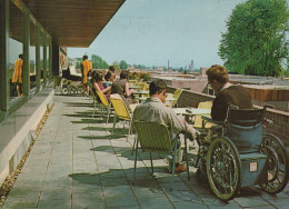 Delcampe - Nederland Arnhem Terras Café Restaurant De Sleutel Met Gasten 1969 #SCT232 - Arnhem