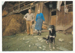 Delcampe - CPSM / CPM 10.5 X 15 Métiers "L'accueil Au Chalet" Couple De Paysan Chien Foin Photographe J.C. Ligeon - Bauern