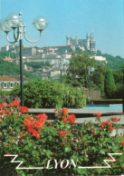 Delcampe - CPM - R - RHONE - LYON - BASILIQUE DE FOURVIERE VUE DES JARDINS SUSPENDUS DU CENTRE D'ECHANGE DE PERRACHE - Sonstige & Ohne Zuordnung