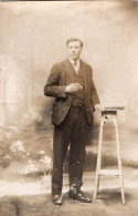 Delcampe - Carte Photo D'un  Homme élégant Fumant Sa Cigarette Posant Dans Un Studio Photo - Persone Anonimi