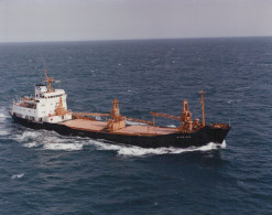 Delcampe - AURIGA Cargo Ship At Sea Postcard Size Real Photo #SDM400 - Comercio