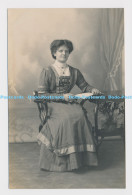 Delcampe - C015242 Women With Paper In Hands - Welt