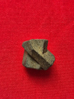 Delcampe - Croix Naturelle Staurolite D'origine Bretagne – 6,87gr - Minéraux