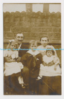 Delcampe - C016618 Men. Women. Three Children - Welt
