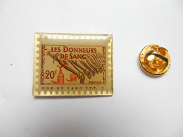 Delcampe - Beau Pin's , La Poste , France Télécom , Don Du Sang , PTT 3 , Les Donneurs De Sang - Correo