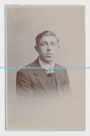 Delcampe - C020295 A Young Man In A Suit. Portrait. D. Bowen - Welt