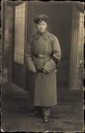 Delcampe - Photo CPA Deutscher Soldat In Uniform, Standportrait, Schirmmütze, Dunkle Ärmelbinde - Sonstige & Ohne Zuordnung