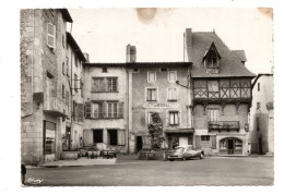 Delcampe - Courpiere , Maison Et Fontaine Sur Place De L'église, Ds Citroen - Courpiere