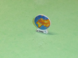 Delcampe - Fèves / Fève / Autres / Divers / Planètes : L'astronomie Depuis Galilée , 2010 P 114 , La Terre     T144 - Altri & Non Classificati