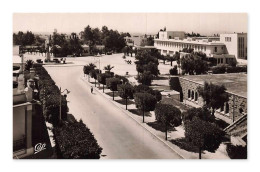 Delcampe - Meknès – La Place Du Général Poeymirau Et Le Lycée, CPA, Maroc - Meknes