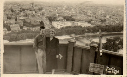 Delcampe - CP Carte Photo Dépoque Photographie Vintage Paris Tour Eiffel Couple Amoureux - Paare