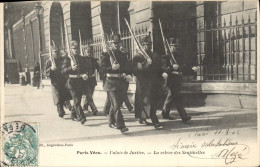 Delcampe - CPA Palais De Justice Paris Vecu La Releve Des Sentinelles Militaria TOP - Altri & Non Classificati